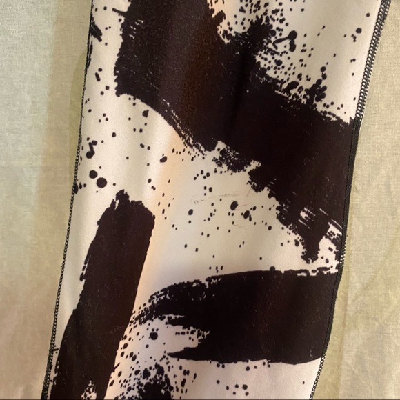 Lorna Jane Black & White Leggings 🌵 - Picture 2 of 12